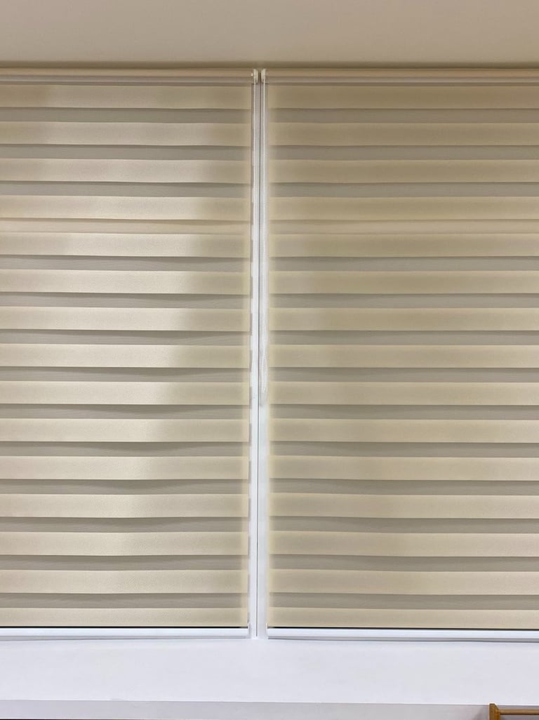 Laisvai kabančio roleto diena - naktis pavyzdys puikia nurodanti kaip atrodo diena naktis roletai