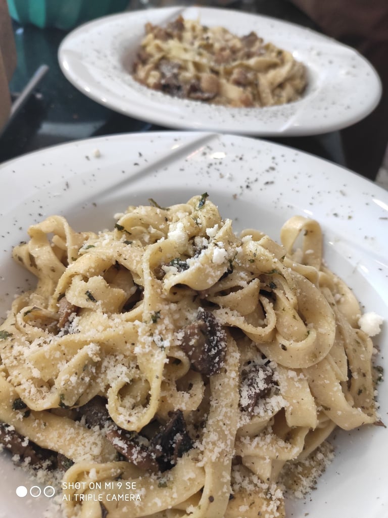 Cafe Boyacıköy mutfağında taze yapılmış el yapımı makarna