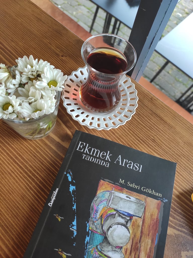 , kitap bulunandumanı tüten bir bardak geleneksel Türk çayının yakın çekim görüntüsü.