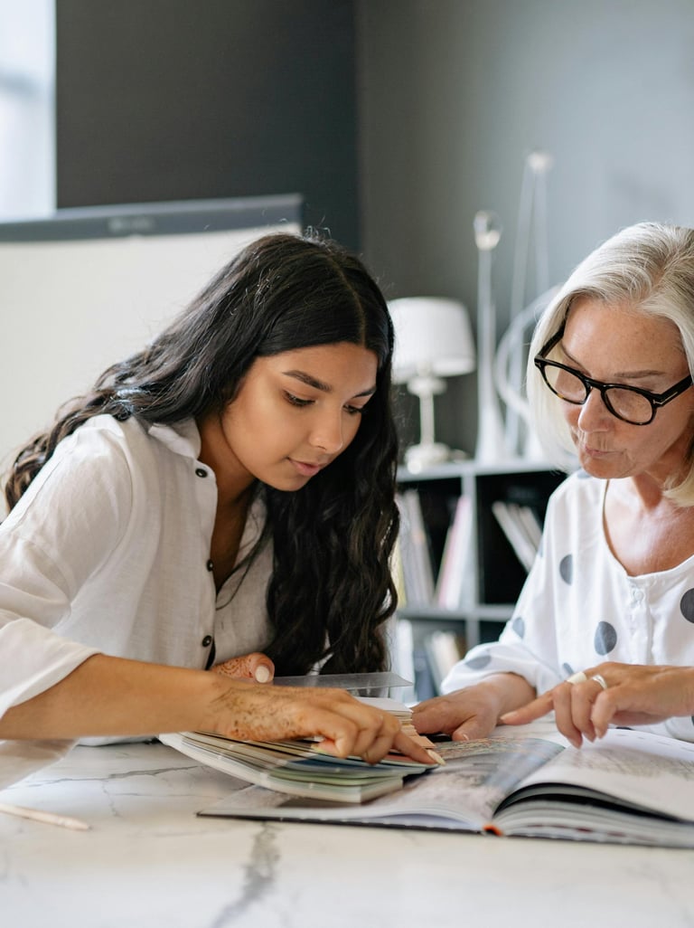 Dwie kobiety przeglądające dokumenty. Dopełnienie nagłówka dowiedź się o nas więcej.