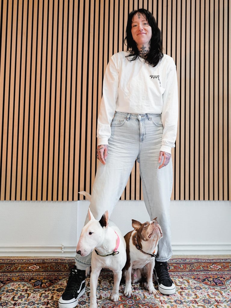 Jessi von Riotdog mit ihren Hunden Ole und Murphy