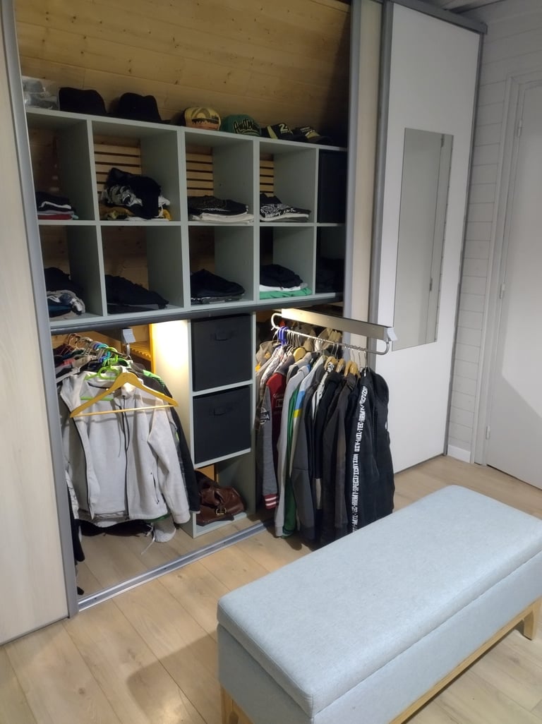 dressing vestiaire sous pente cases pour t-shirts, sweets, pantalons, penderies à rail frontal