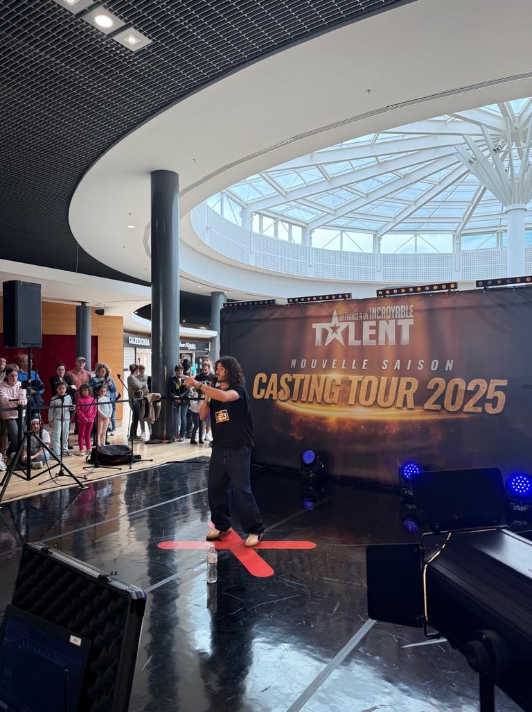 Candidat se produisant sur scène lors du Casting Tour Talent devant