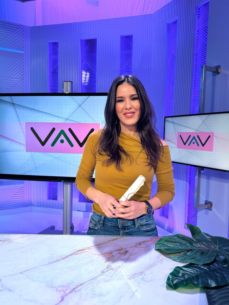 María Lázaro en plató de televisión durante el programa Vamos a Ver, sección  Supervivie