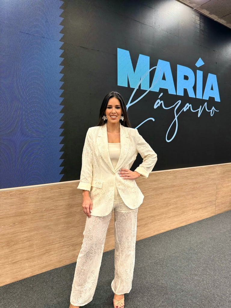 María Lázaro en un evento con traje