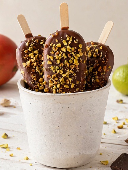 Ricette Vegane | Gelato a Stecco Mango e Yogurt con Croccante al Cioccolato