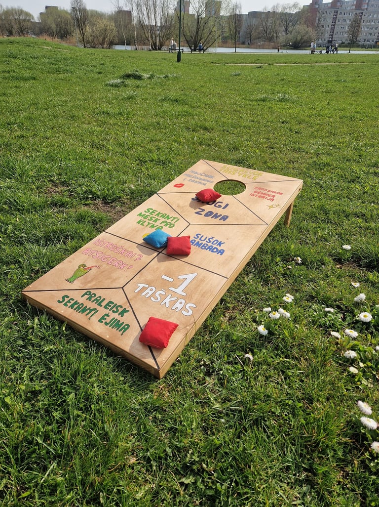 Cornhole su užduotimis žaidimas nuomai Klaipėdoje – smagus iššūkis šventėms.