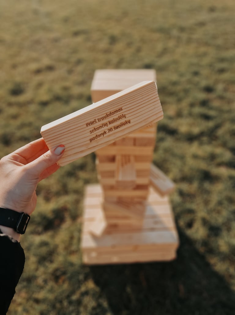 XXL Jenga su užduotimis žaidimas – žaidimų nuoma Klaipėdoje.
