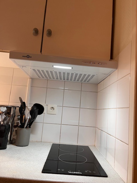 Pose d'une plaque de cuisson et hotte