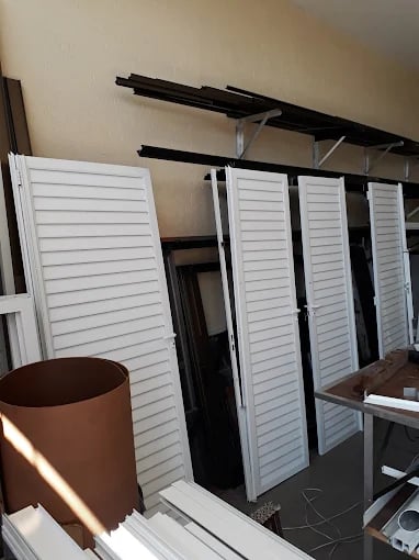 Portas de alumínio palhetas em venezianas fabricação sob medida.