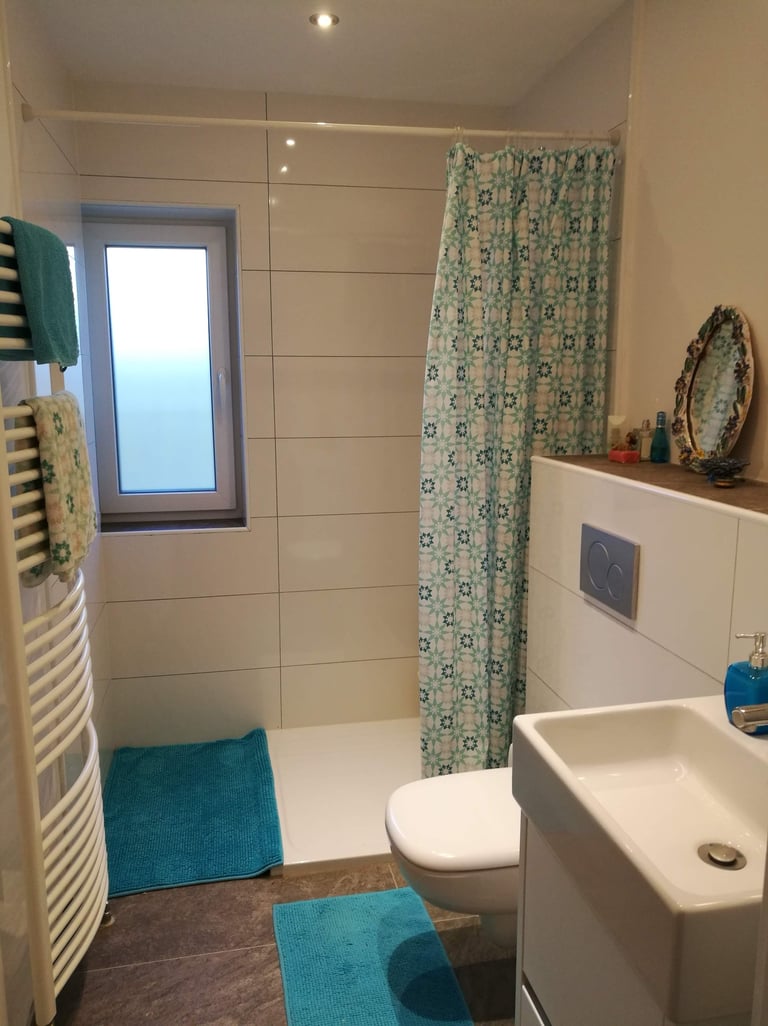 das blitzblanke Badezimmer