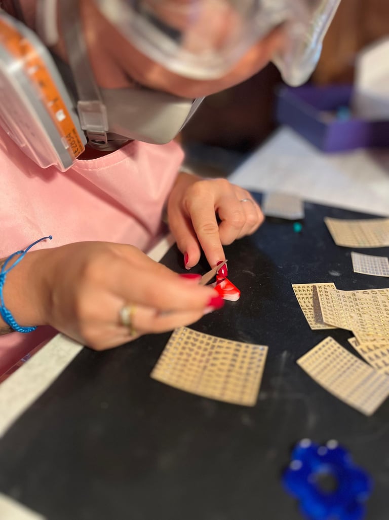 Atelier artisanale, femme qui créer et personnalise un porte clés