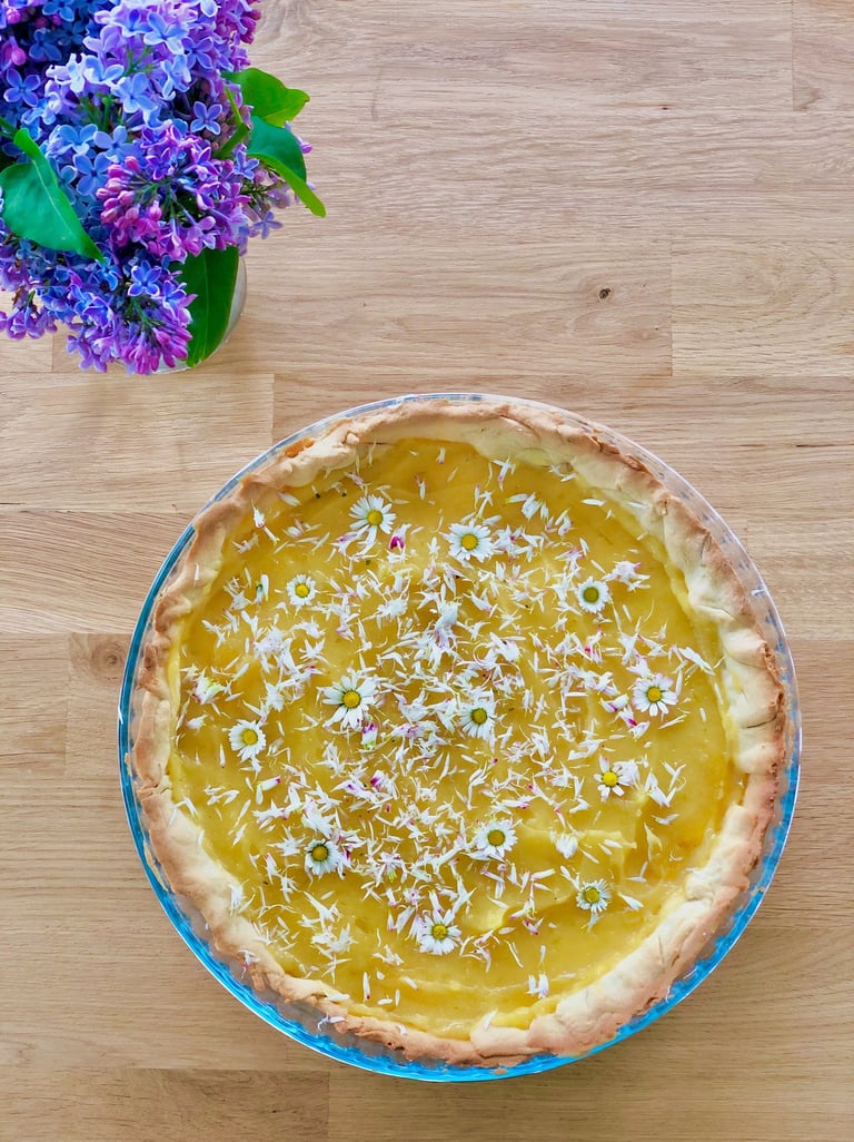 tarte au citron, pâquerette et romarin