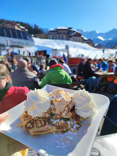 Gaufre au caramel avec glace et chantilly servie au Bistrot Savoyard.