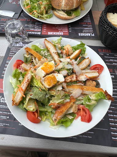 Salade façon César au poulet frais servie au Bistrot Savoyard à Vallandry