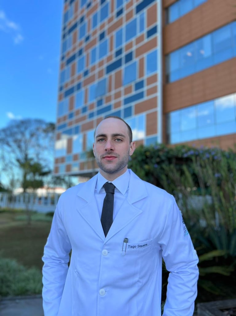Dr Tiago Siqueira de jaleco