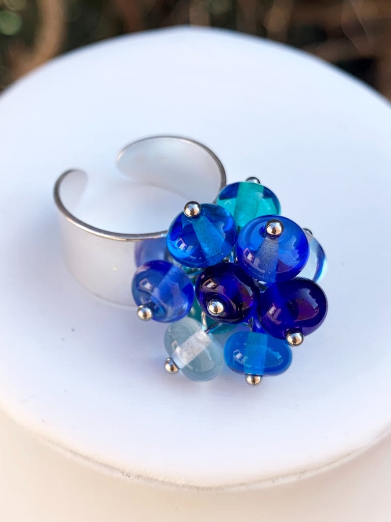 Bague moderne en perles de verre de Murano. couleur bleu