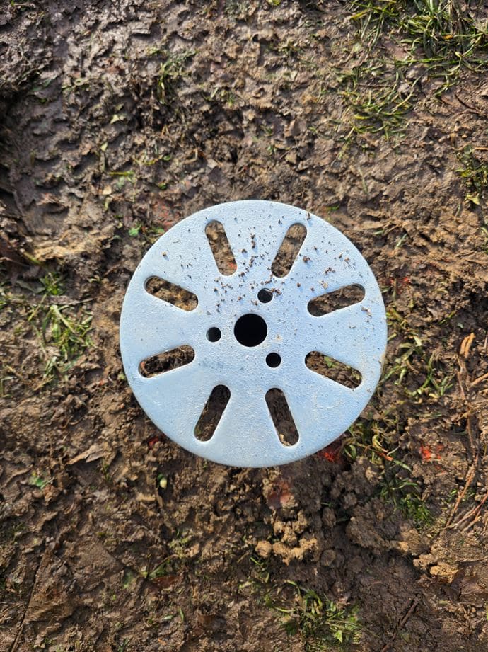 Platine d'un pieu hélicoïdal ancré dans le sol