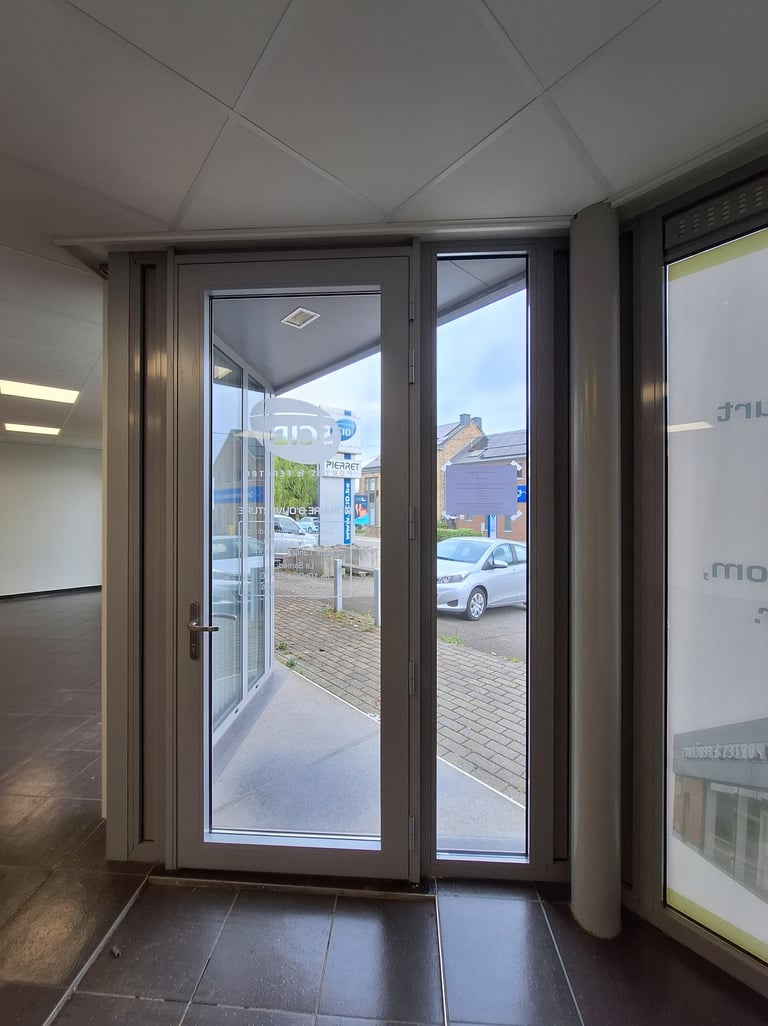 Showroom avant transformation avec vue sur la porte d'entrée