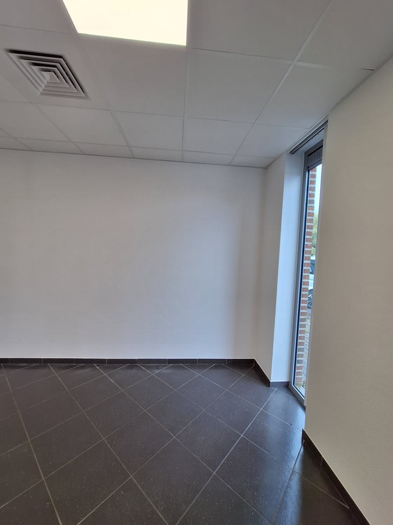 Showroom avant transformation avec vue sur une fenetre