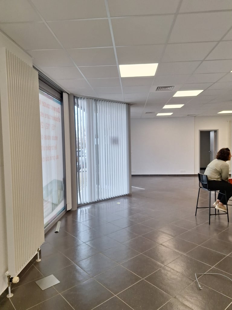 Showroom avant transformation avec vue sur la vitrine