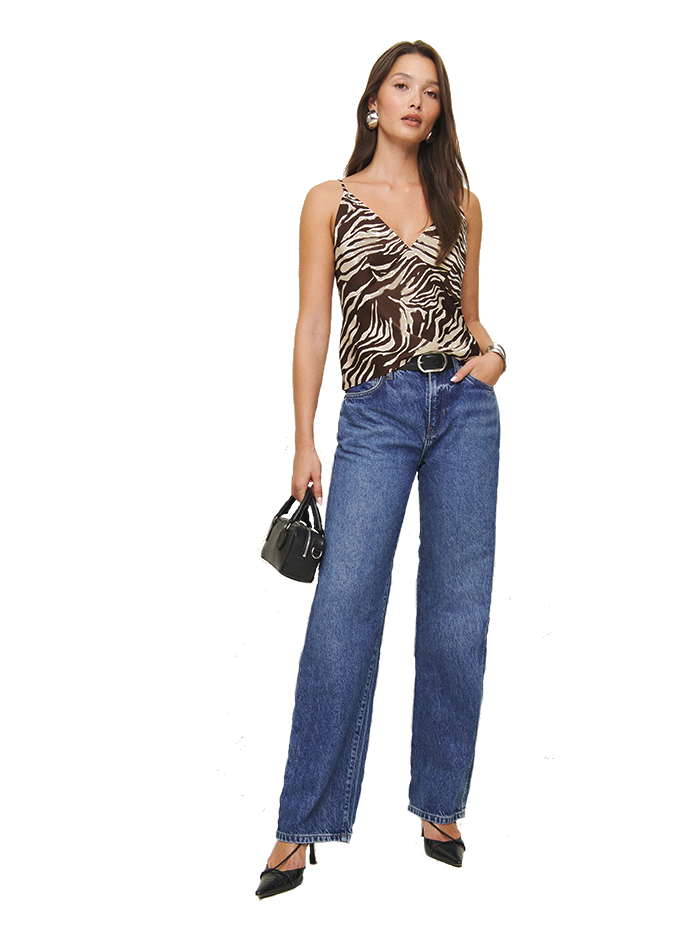 femme en jean tient un sac