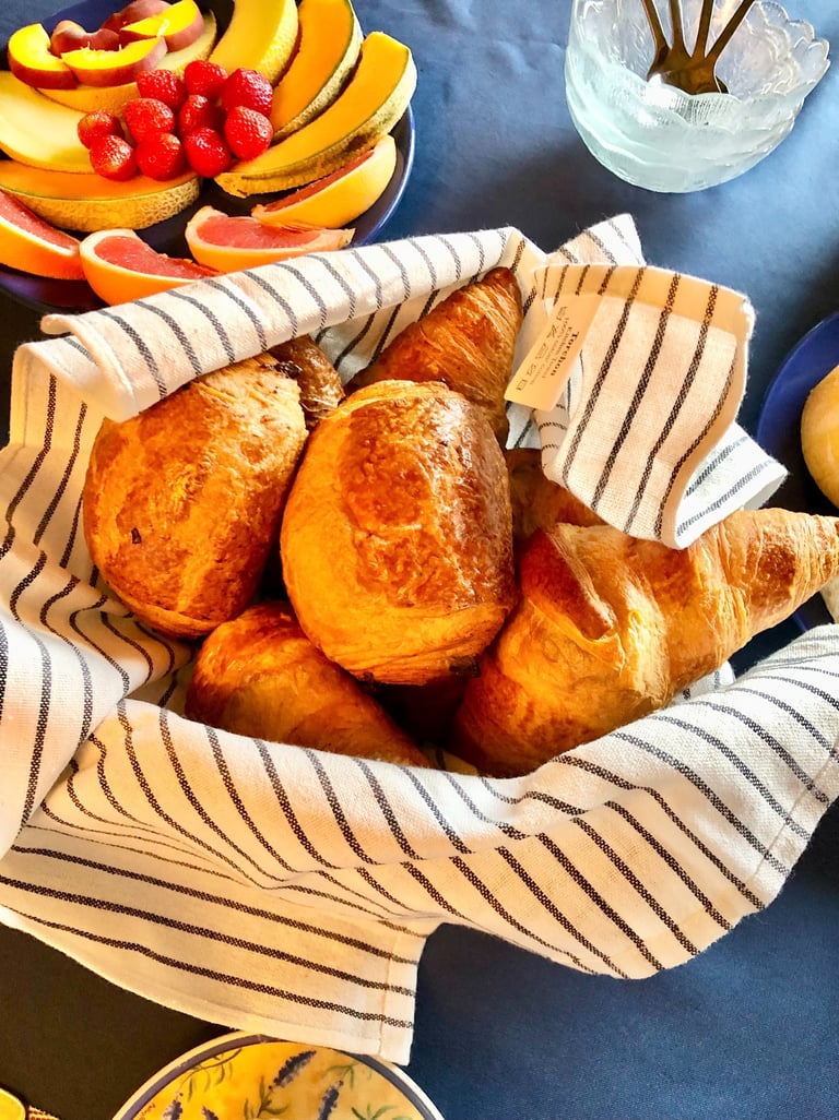 Petit déjeuner, Chambre d'hôte, Plazac, Périgord, Dordogne, France.