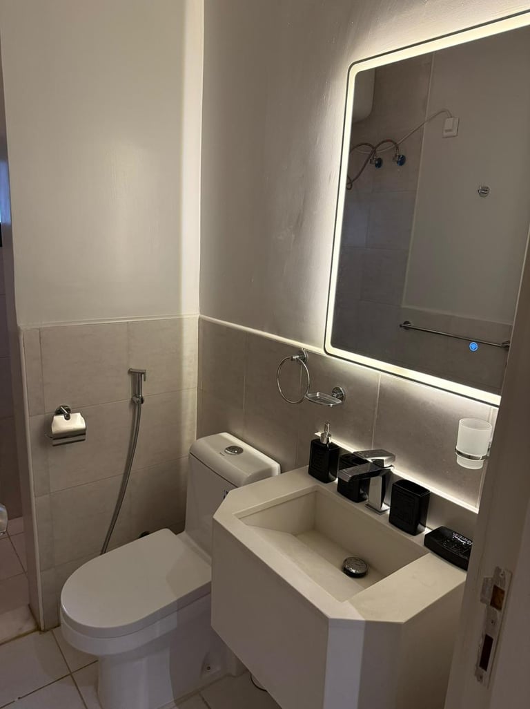 حمام بتشطيبات حديثة في شقة مفروشة للإيجار في جدة