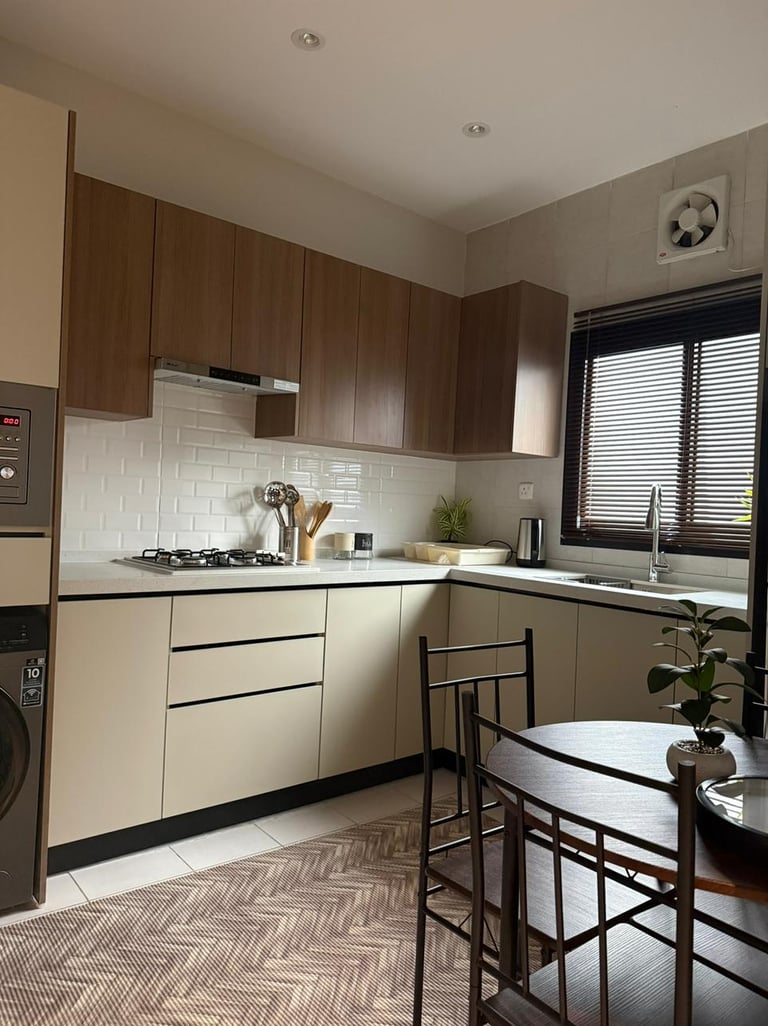 مطبخ مجهز بالكامل في شقة مفروشة للإيجار الشهري في جدة حي الواحة