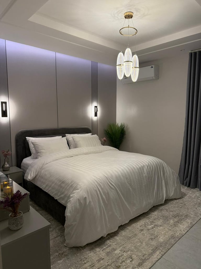 غرفة نوم حديثة في شقة مفروشة للإيجار الشهري في جدة