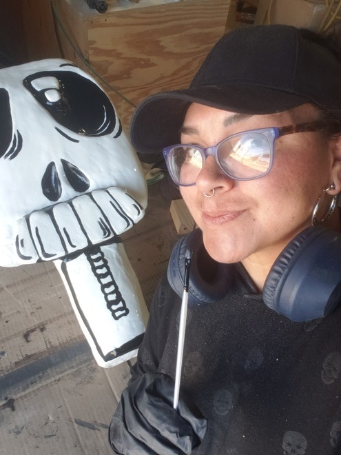 alma detallando pintura en cartoneria