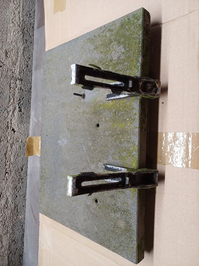 plaque funéraire abimée, avec de la mousse et de la saleté