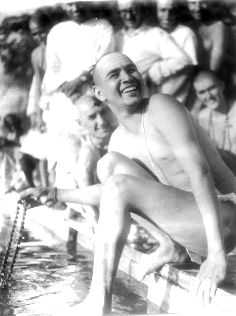 Shri Babaji fa il bagno nel Gange con i discepoli