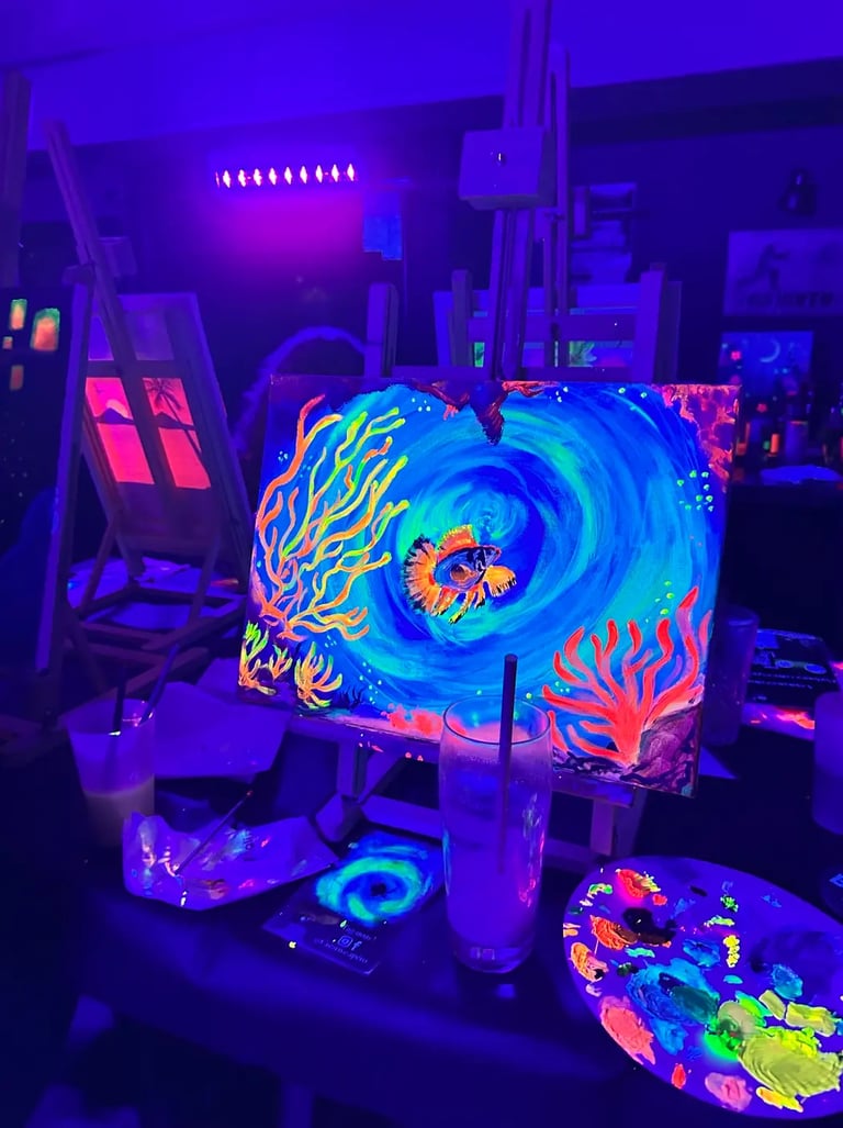 Peinture néon phosphorescente d’un poisson tropical et d’un récif corallien sous lumière UV 