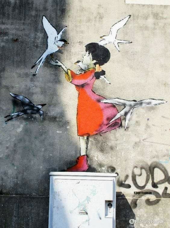 Pintura de rua representando um retrato emocional em preto e branco