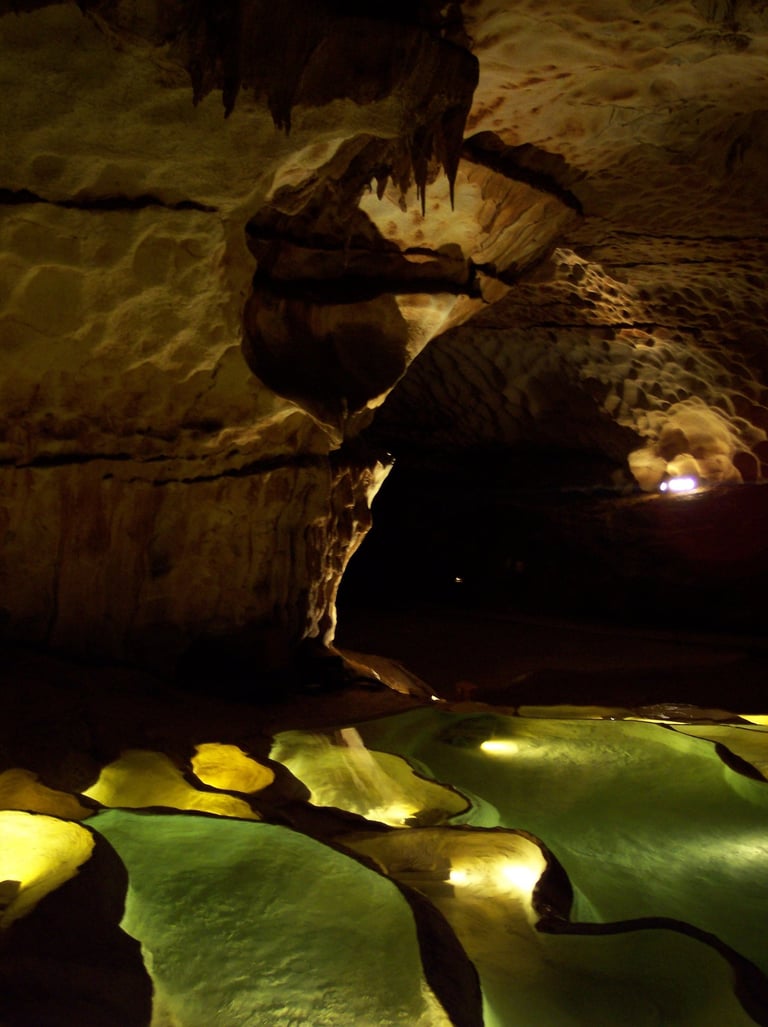 Rimstone baseinas viename iš Saint-Marcel-d'Ardèche urvų Von Romuald Menant - Selbst fotografiert