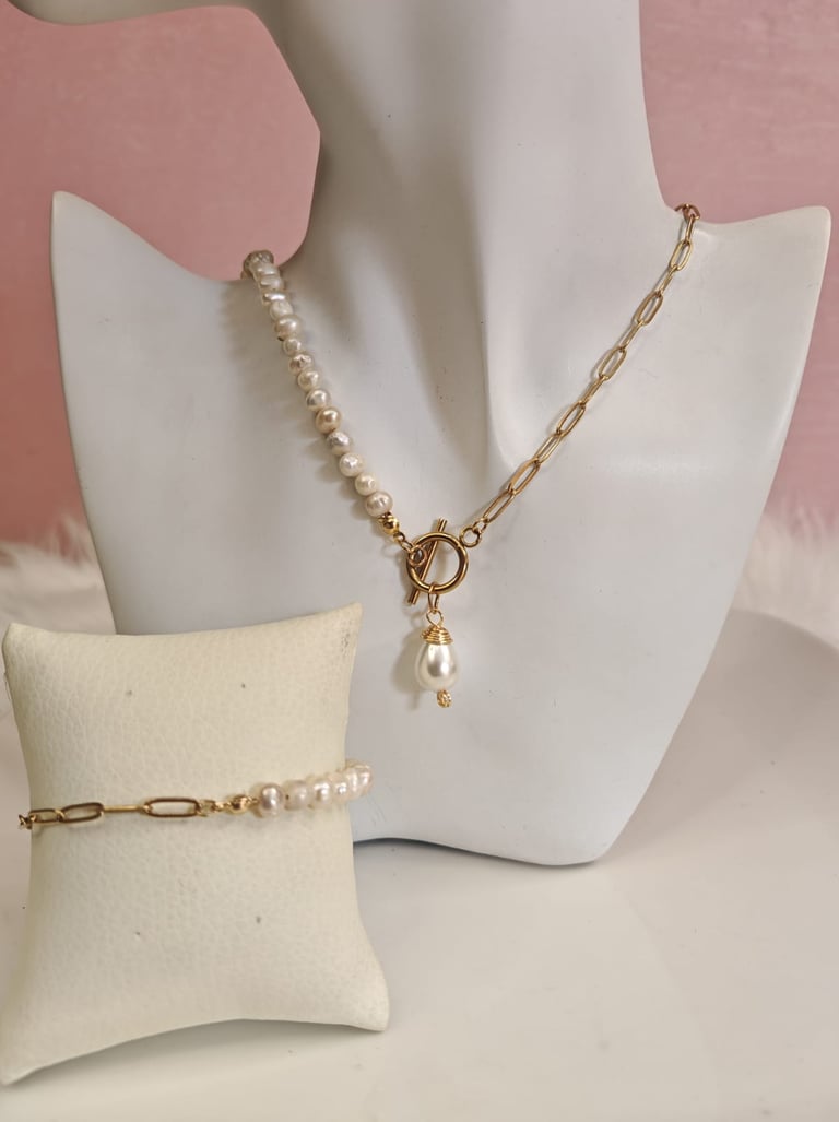 Cadena tipo paperclip en oro hecha a mano y collar de perlas de agua dulce con pulsera tipo toggle a
