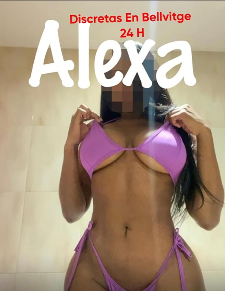Chica escort morena con lencería sexy posando sensual en habitación de Bellvitge
