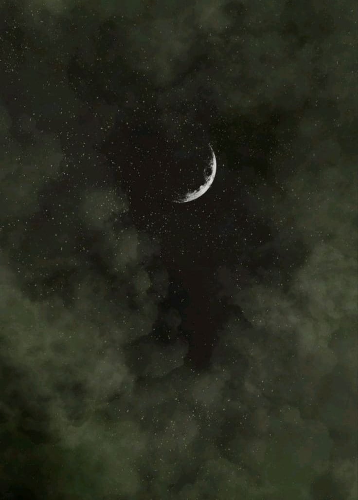 cuarto menguante en un cielo estrellado con nubes difusas, simulando una neblina etérea