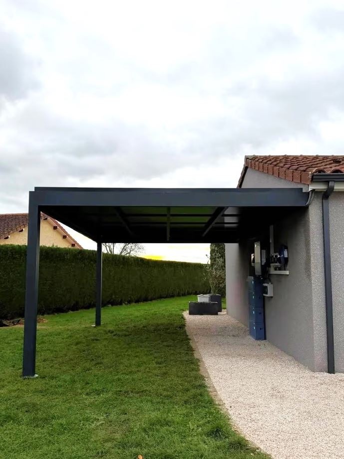 Carport solaire bénéficiant de fondation sur vis sans dalle béton