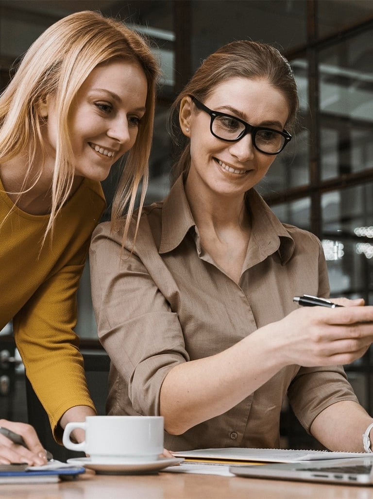 Unternehmerin präsentiert attraktive Mitarbeitervorteile für Ihr Team