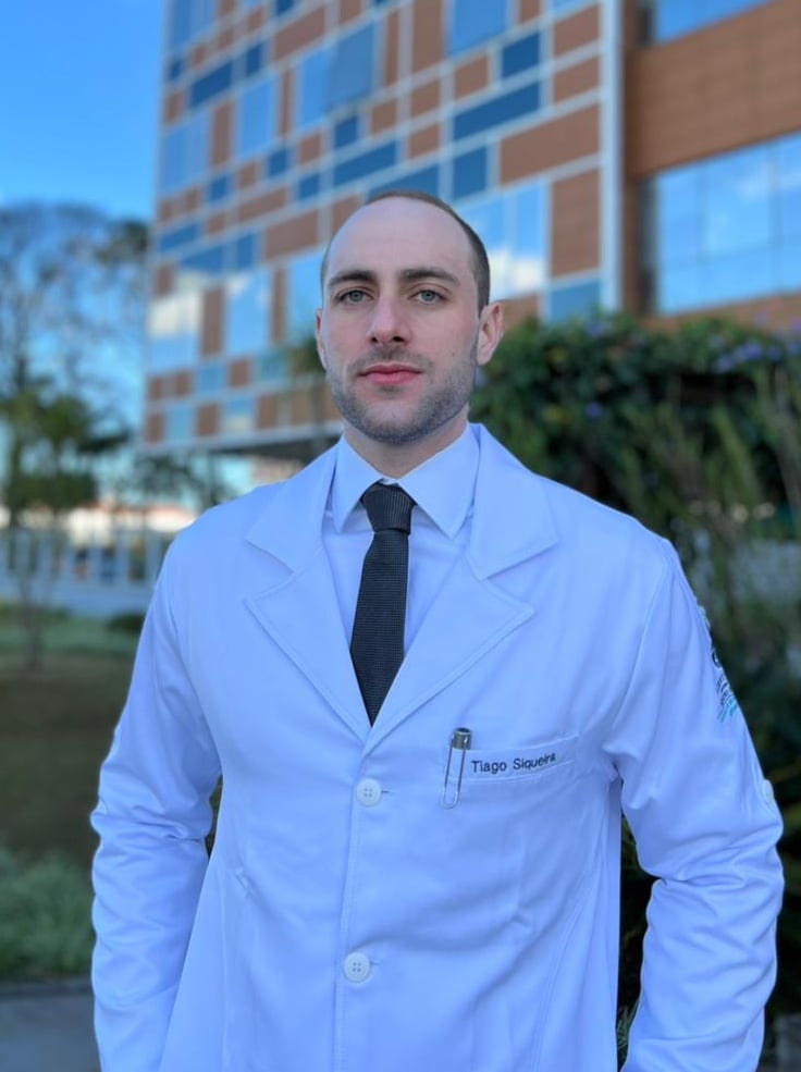 Dr Tiago Siqueira de jaleco