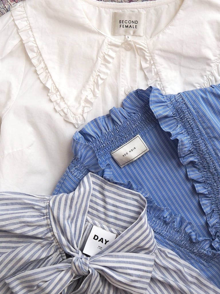 flatlay z koszulami w odcieniach niebieskiego i bieli