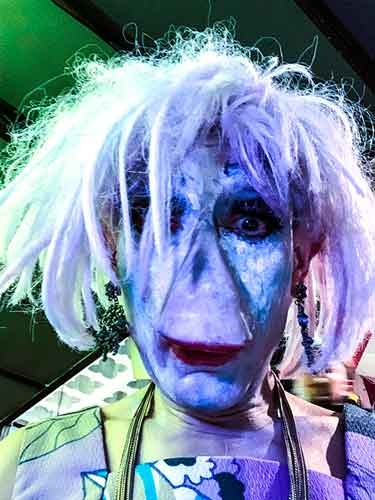 David Noir • une femme sans nez aux cheveux blanc et au teint bleuté