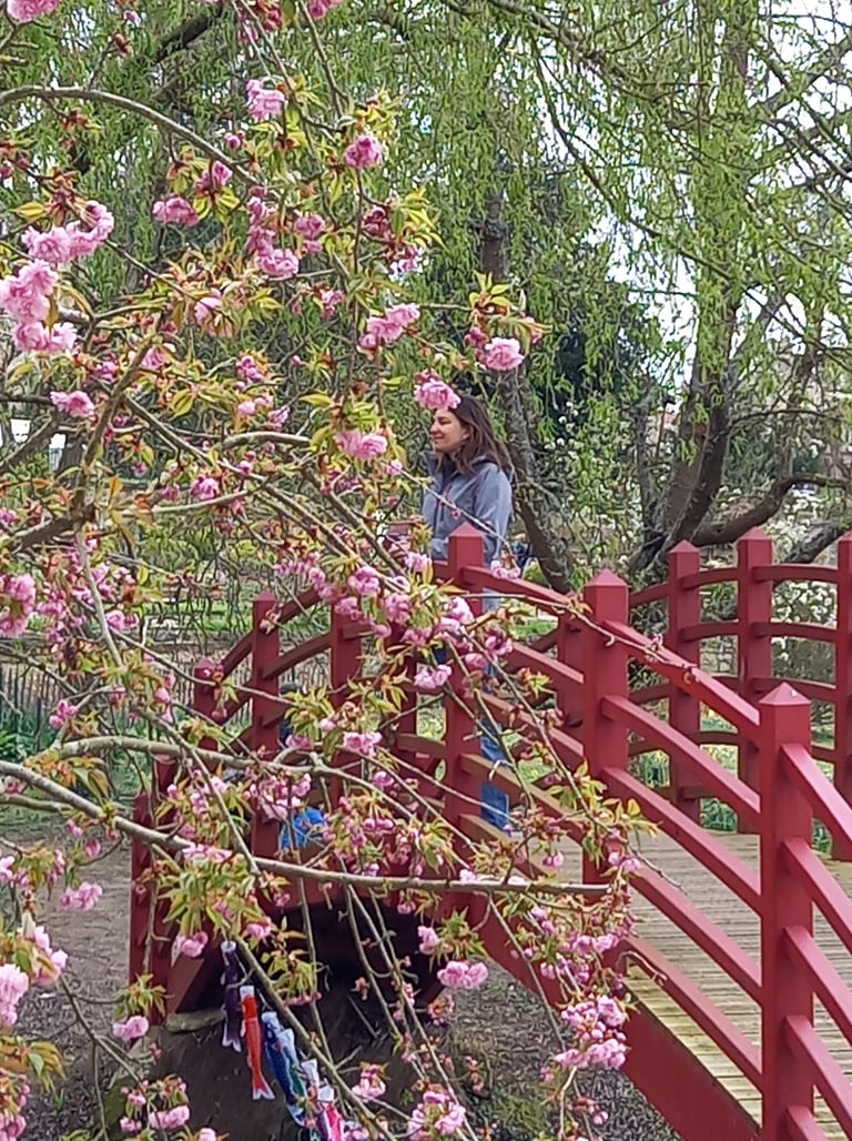 pont fleuri femme zen et épanouie