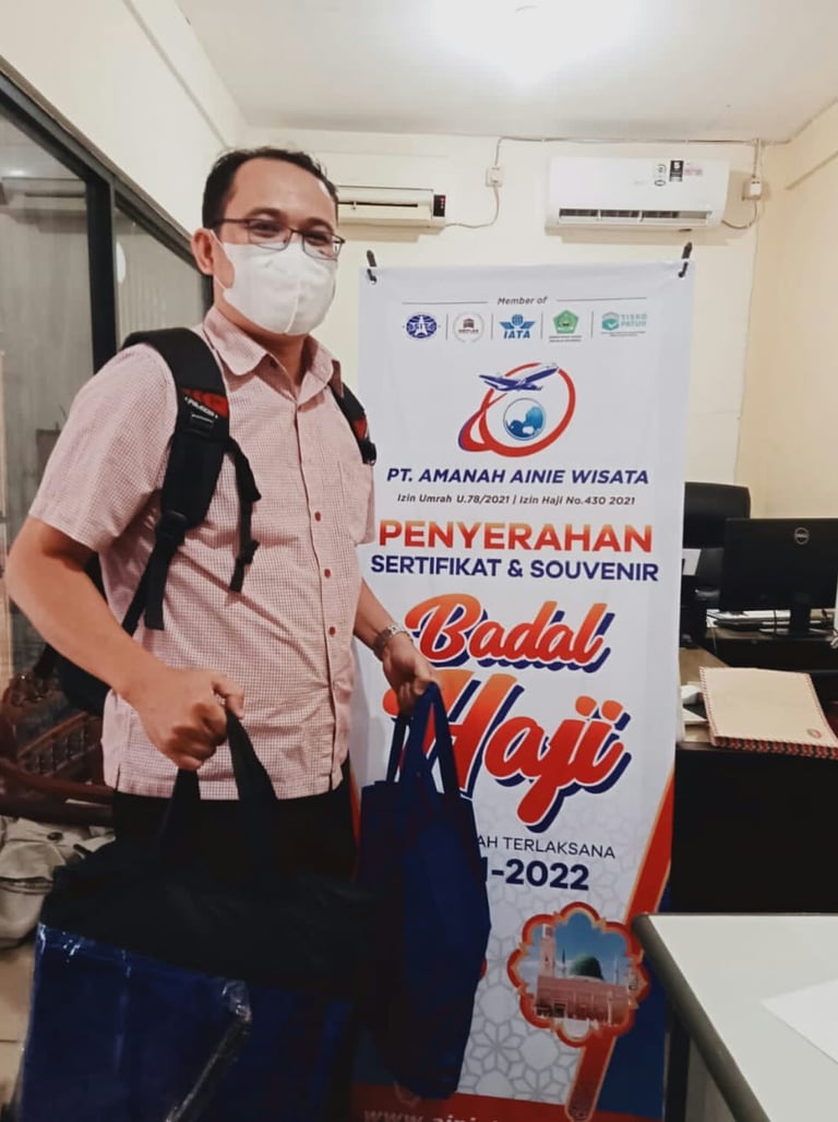 serah-terima-sertifikat-dan-suvenir-badal-haji-ainie-wisata