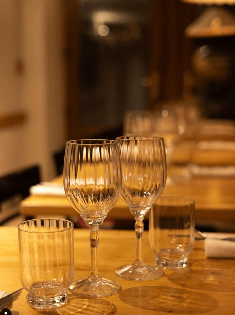 Photo d'ambiance chaleureuse du restaurant avec mise en place des tables du restaurant