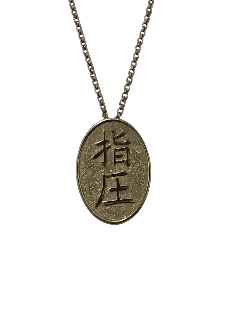 Ciondolo con i caratteri giapponesi che indicano la parola shiatsu