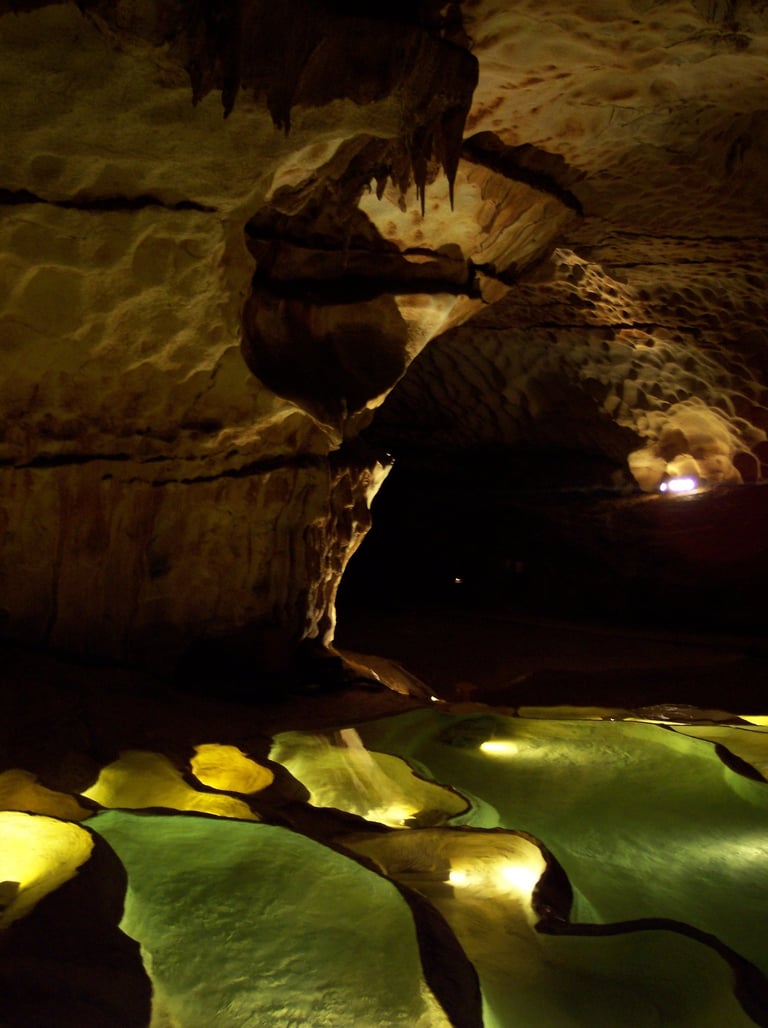 Rimstone baseinas viename iš Saint-Marcel-d'Ardèche urvų Von Romuald Menant - Selbst fotografiert