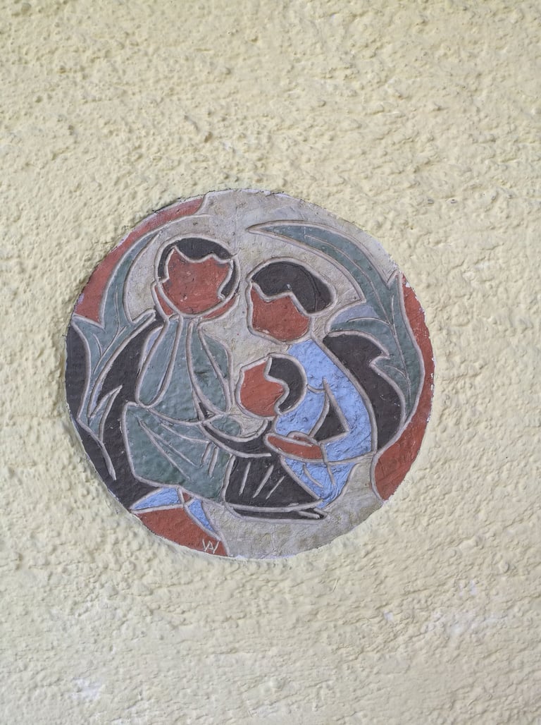 Keramikkünstlerin Anneliese Woschnagg schuf diese Keramik im Eingangsbereich